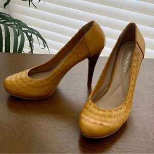 New Andrew Geller Mustard Yellow Heels Size 9